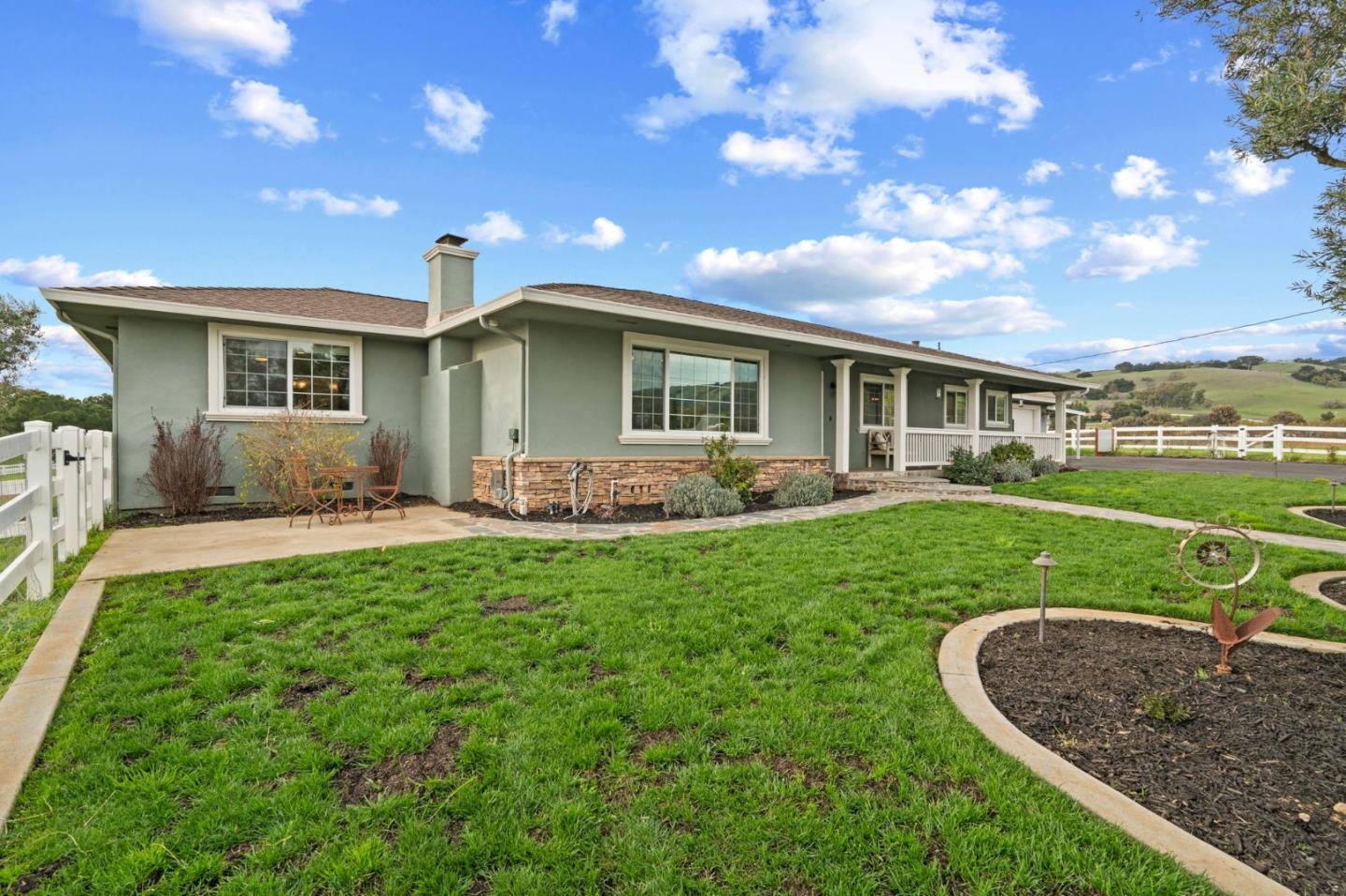 Detail Gallery Image 3 of 36 For 2985 Roop Rd, Gilroy,  CA 95020 - 4 Beds | 2/1 Baths