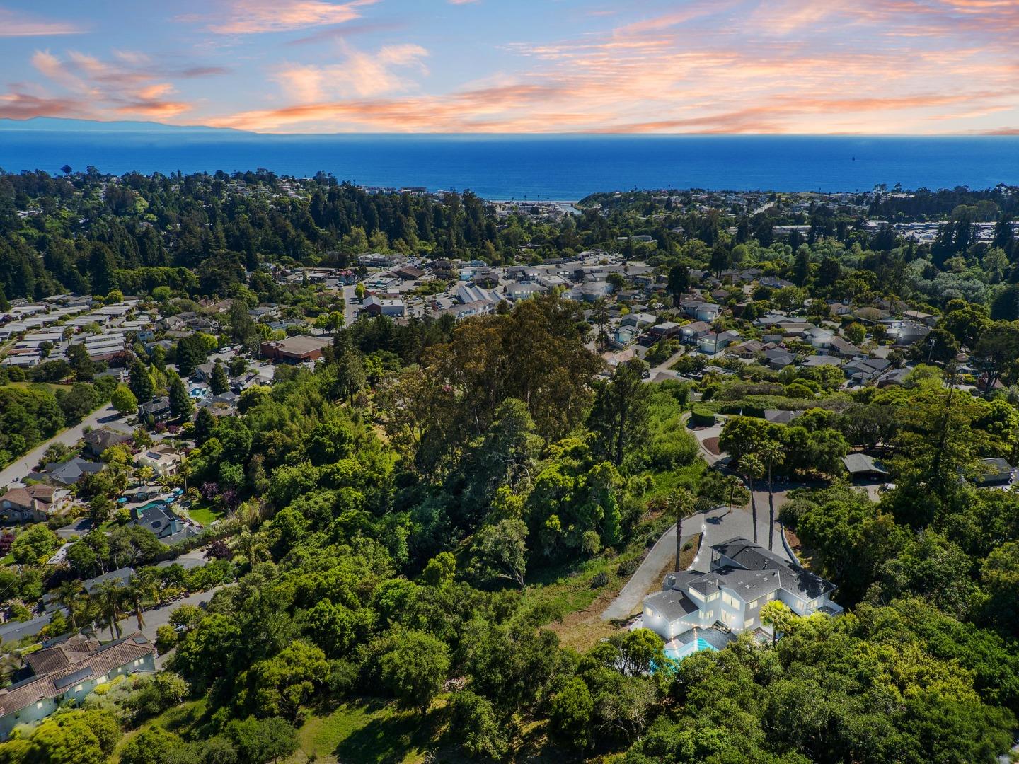 Detail Gallery Image 3 of 93 For 532 Moonrise Ln, Aptos,  CA 95003 - 6 Beds | 4/1 Baths