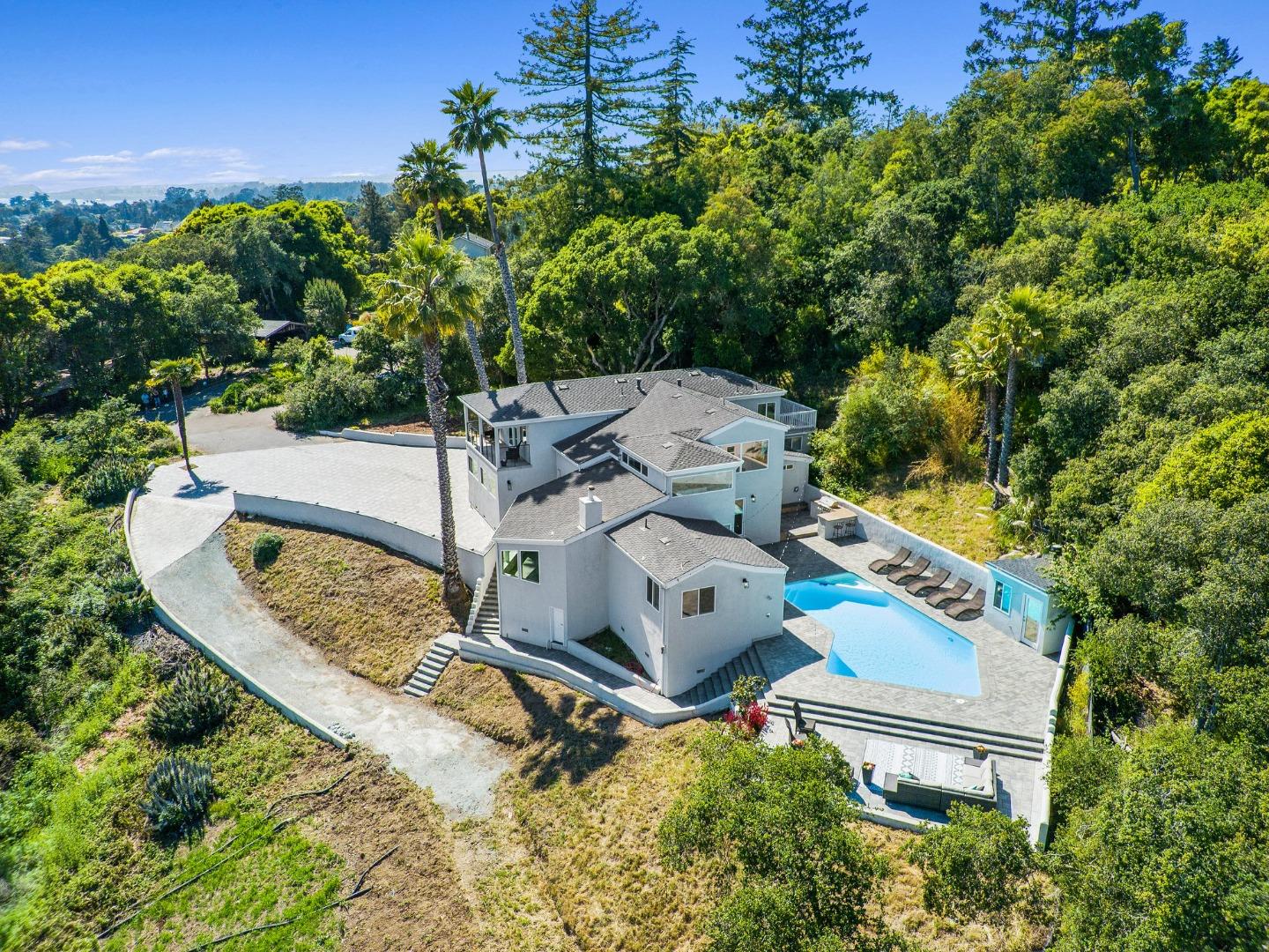 Detail Gallery Image 4 of 93 For 532 Moonrise Ln, Aptos,  CA 95003 - 6 Beds | 4/1 Baths