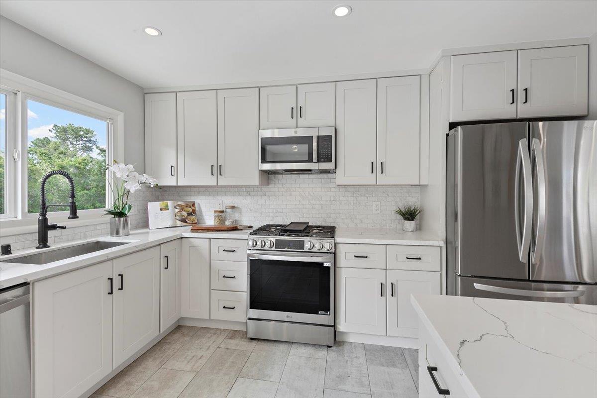 Detail Gallery Image 17 of 53 For 2490 Rosewood Dr, San Bruno,  CA 94066 - 3 Beds | 2 Baths