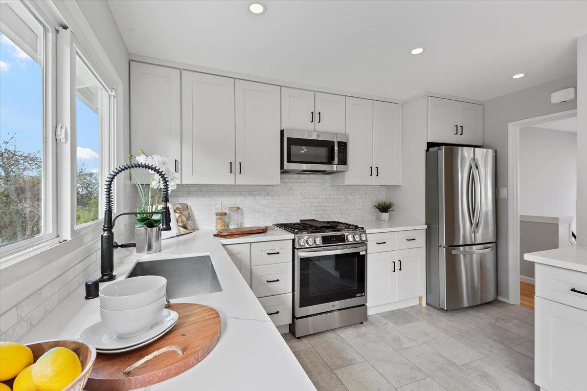 Detail Gallery Image 20 of 53 For 2490 Rosewood Dr, San Bruno,  CA 94066 - 3 Beds | 2 Baths