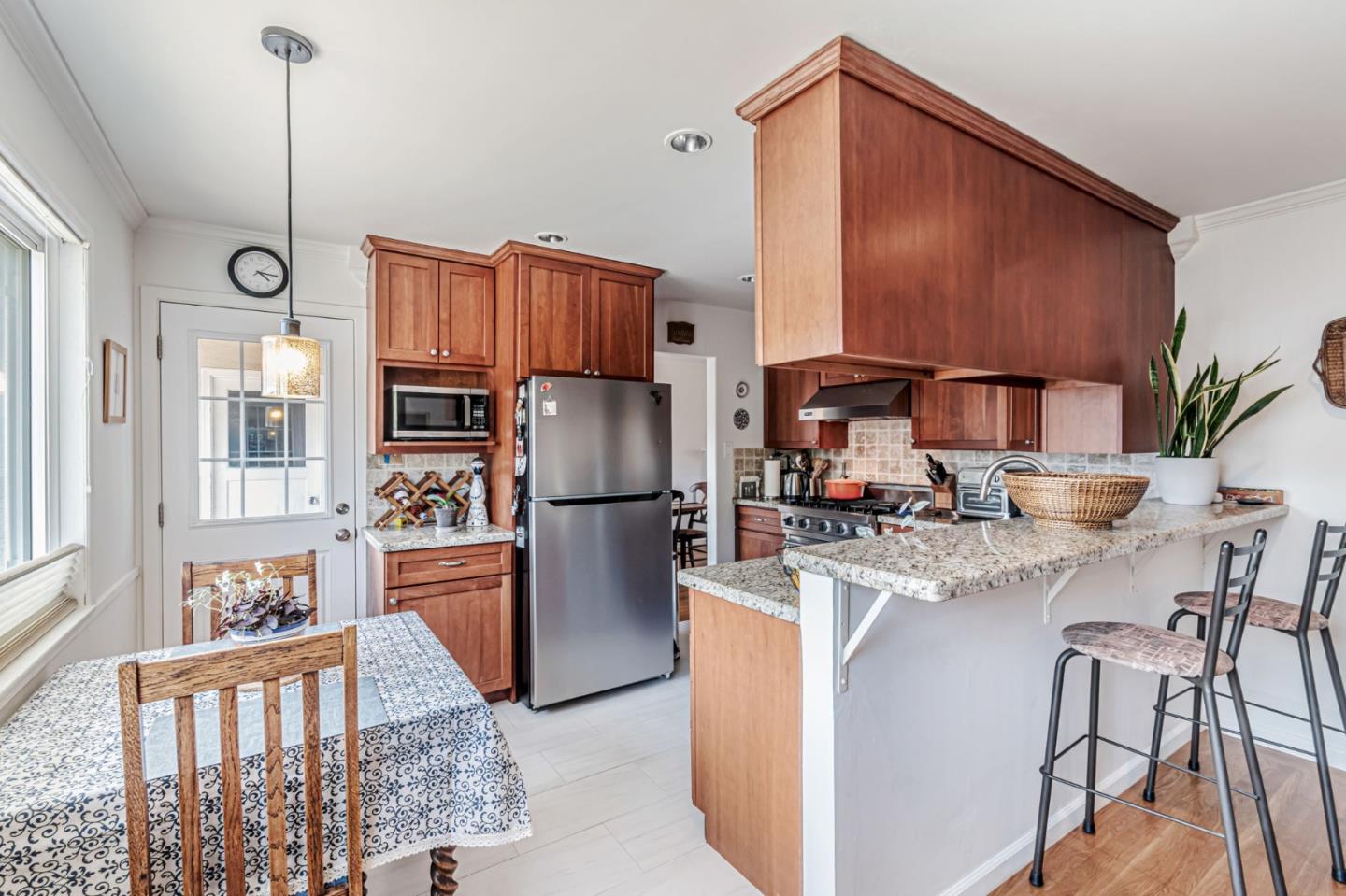 Detail Gallery Image 12 of 39 For 2261 Whitman Way, San Bruno,  CA 94066 - 3 Beds | 2 Baths