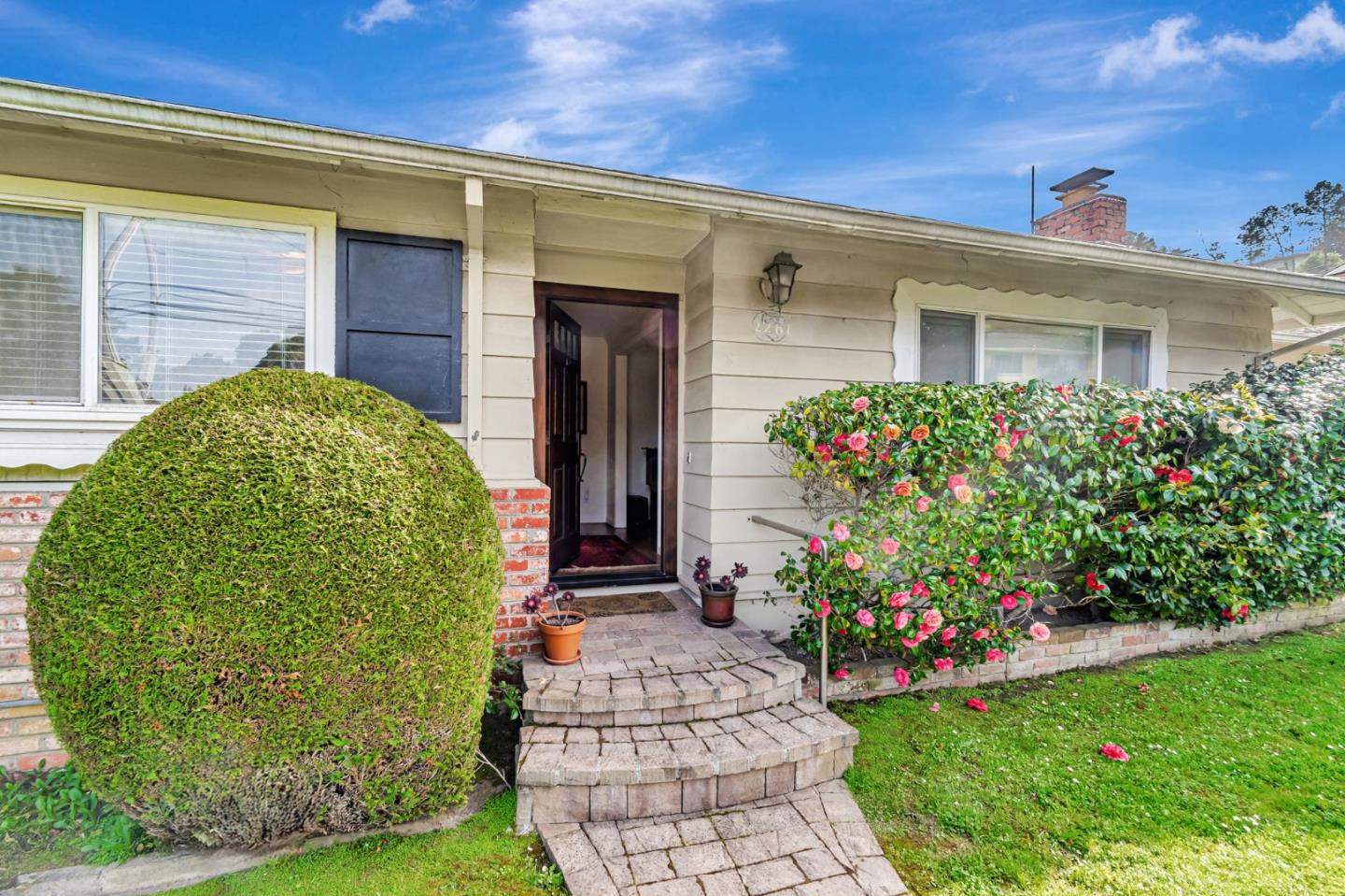 Detail Gallery Image 3 of 39 For 2261 Whitman Way, San Bruno,  CA 94066 - 3 Beds | 2 Baths