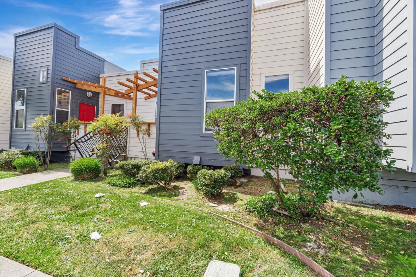 Detail Gallery Image 3 of 30 For 17 Kiska Rd, San Francisco,  CA 94124 - 3 Beds | 2 Baths