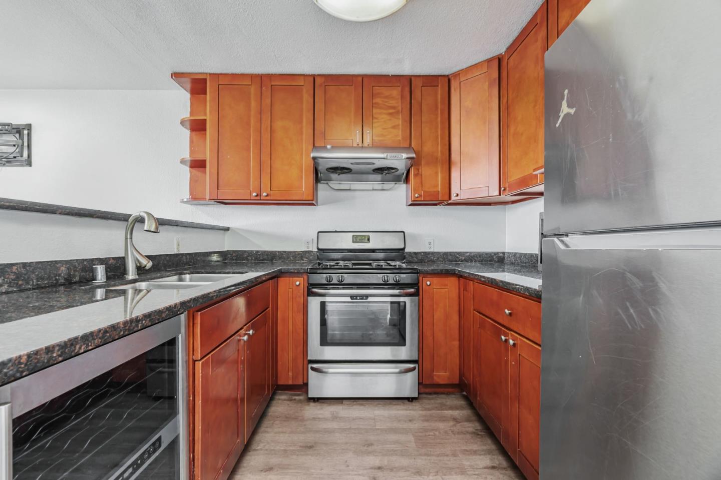 Detail Gallery Image 5 of 30 For 17 Kiska Rd, San Francisco,  CA 94124 - 3 Beds | 2 Baths