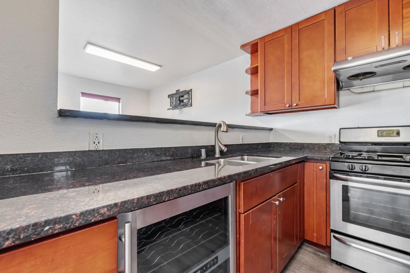 Detail Gallery Image 6 of 30 For 17 Kiska Rd, San Francisco,  CA 94124 - 3 Beds | 2 Baths