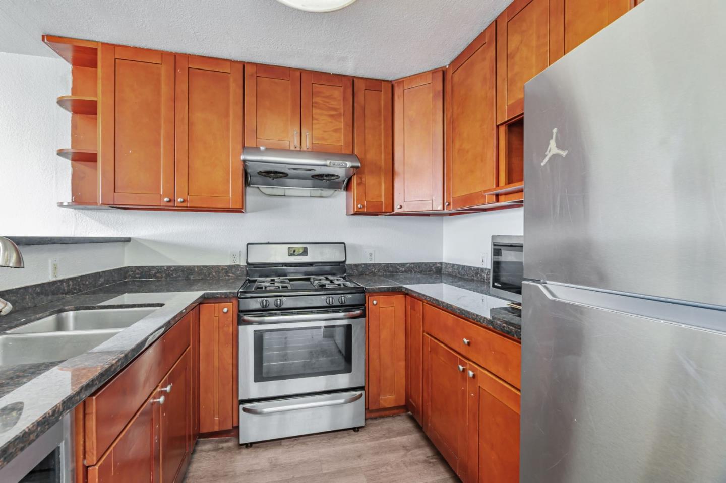 Detail Gallery Image 8 of 30 For 17 Kiska Rd, San Francisco,  CA 94124 - 3 Beds | 2 Baths