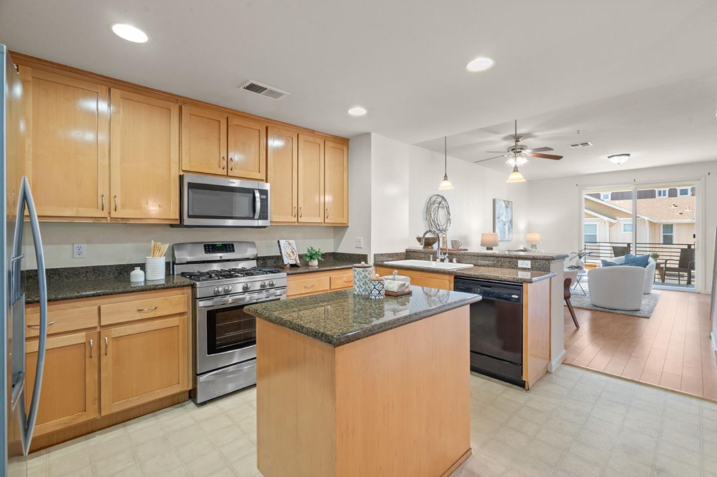 Detail Gallery Image 11 of 39 For 4331 Westerly Cmn, Fremont,  CA 94538 - 4 Beds | 4 Baths