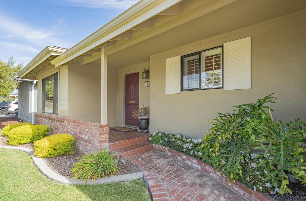 Detail Gallery Image 2 of 39 For 16 Del Rey Cir, Salinas,  CA 93901 - 3 Beds | 2 Baths