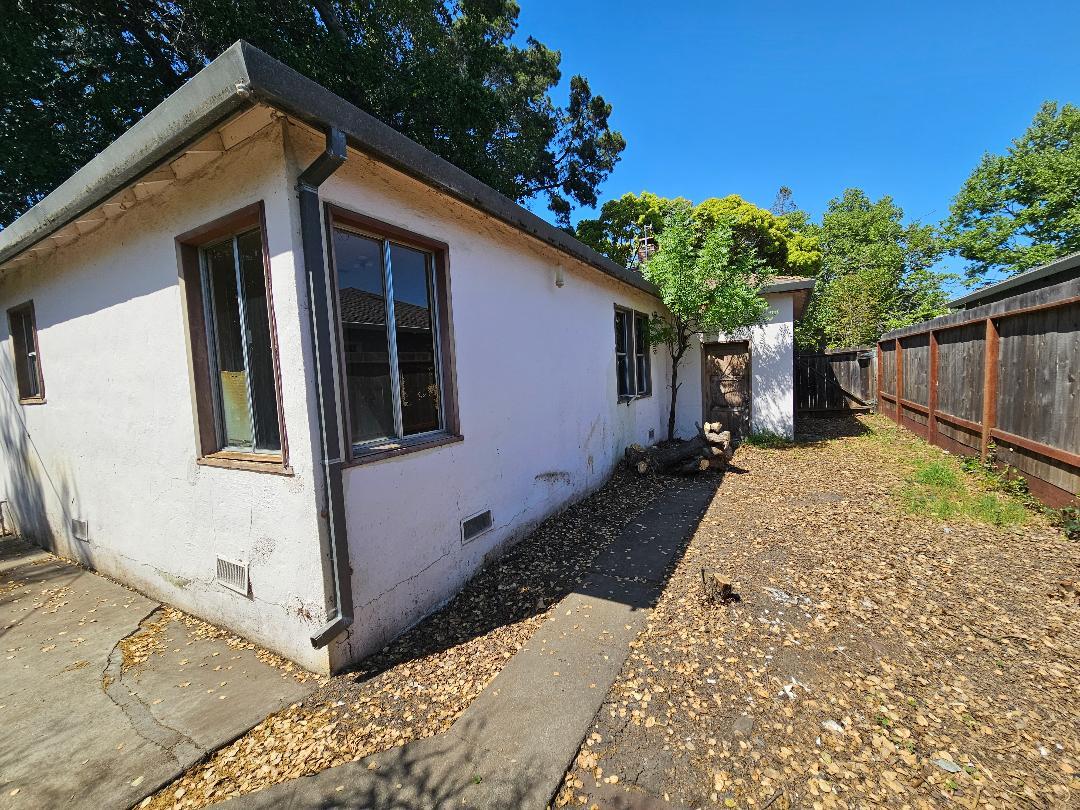 Detail Gallery Image 4 of 17 For 3234 Hoover St, Redwood City,  CA 94063 - 3 Beds | 1 Baths