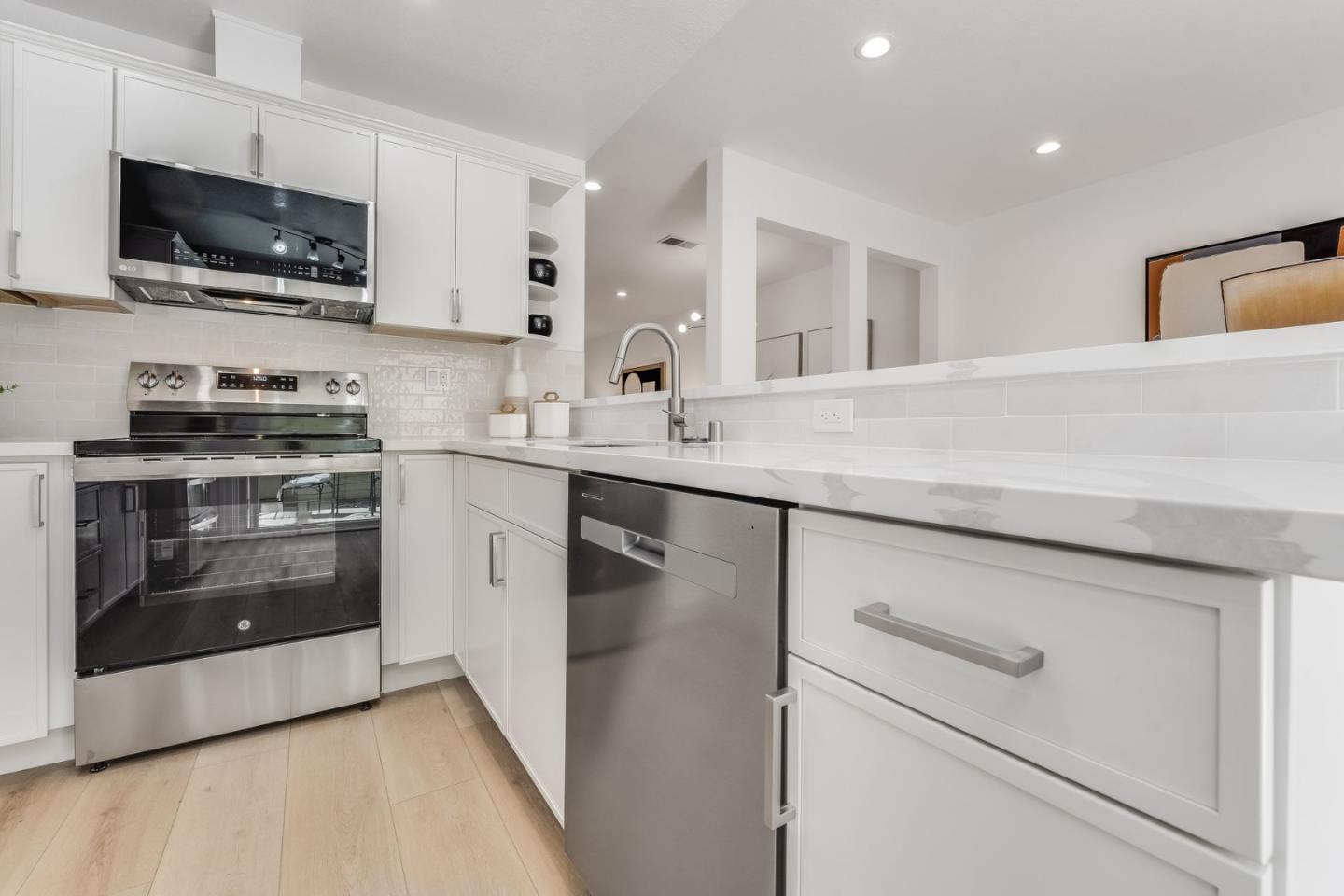Detail Gallery Image 10 of 42 For 983 La Mesa Ter #B,  Sunnyvale,  CA 94086 - 3 Beds | 2/1 Baths
