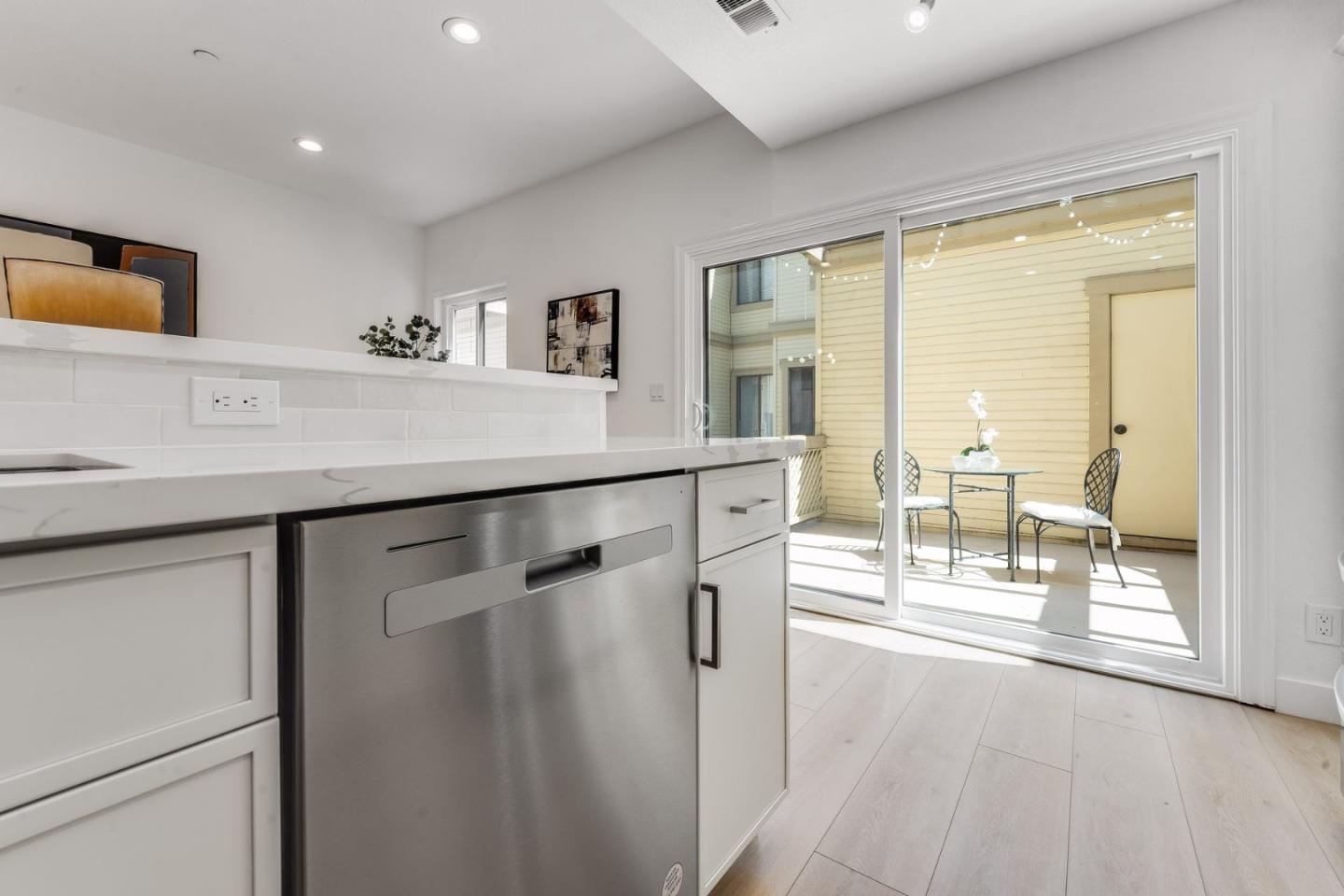Detail Gallery Image 11 of 42 For 983 La Mesa Ter #B,  Sunnyvale,  CA 94086 - 3 Beds | 2/1 Baths