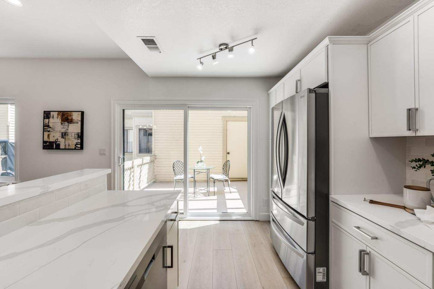 Detail Gallery Image 14 of 42 For 983 La Mesa Ter #B,  Sunnyvale,  CA 94086 - 3 Beds | 2/1 Baths