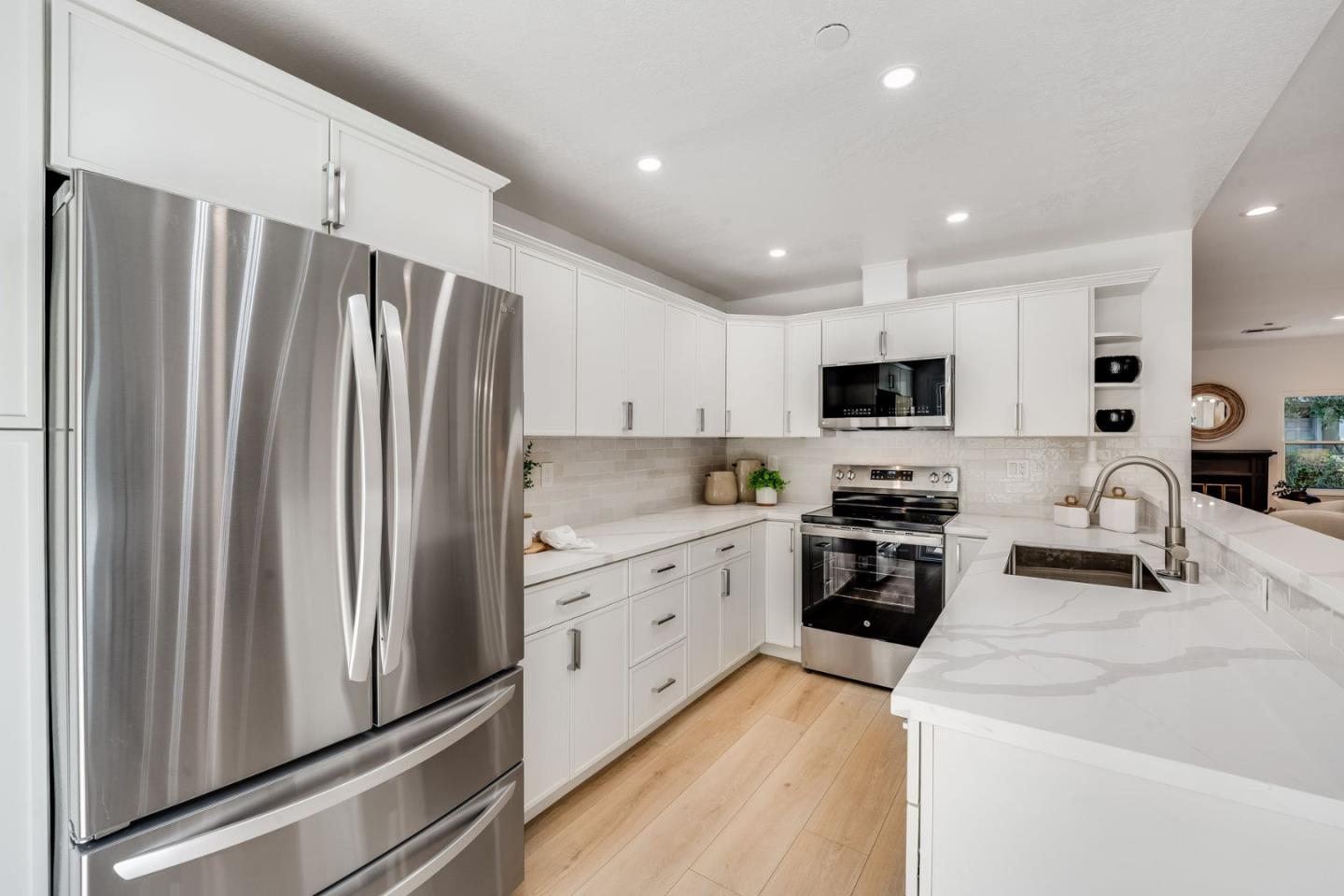 Detail Gallery Image 4 of 42 For 983 La Mesa Ter #B,  Sunnyvale,  CA 94086 - 3 Beds | 2/1 Baths