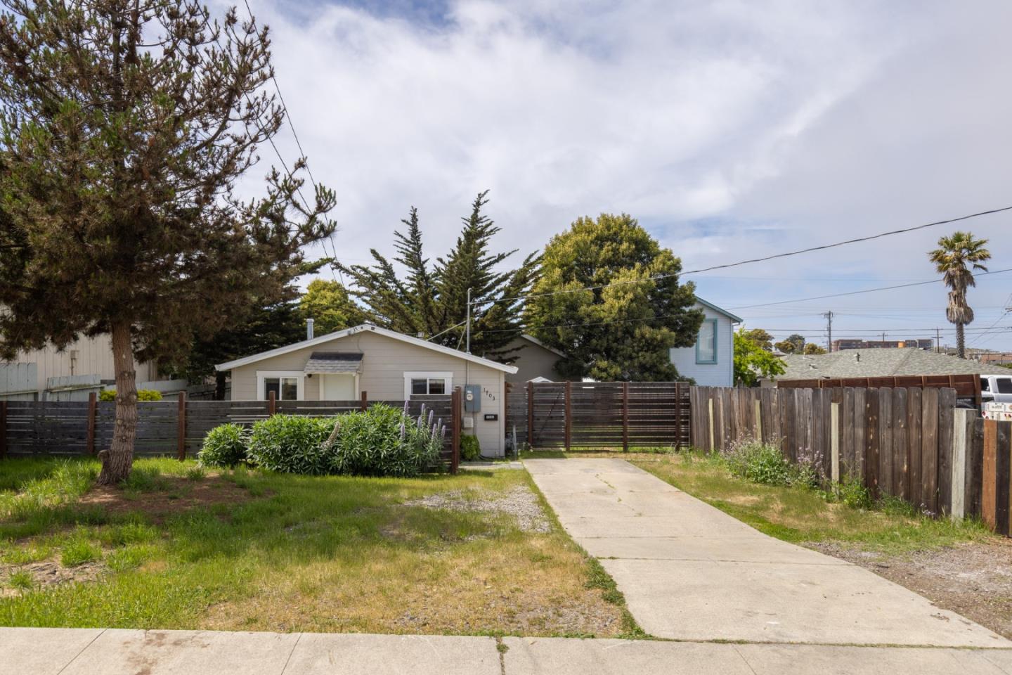 Detail Gallery Image 2 of 19 For 1703 Hilton St, Seaside,  CA 93955 - 1 Beds | 1 Baths
