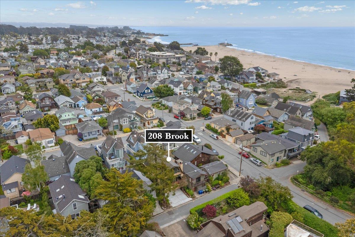 Detail Gallery Image 6 of 36 For 208 Brook Ave, Santa Cruz,  CA 95062 - 3 Beds | 2 Baths