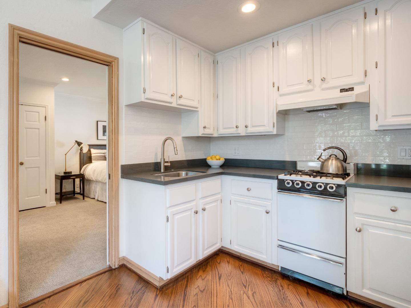 Detail Gallery Image 2 of 8 For 8 Robert South Dr, Menlo Park,  CA 94025 - 1 Beds | 1 Baths