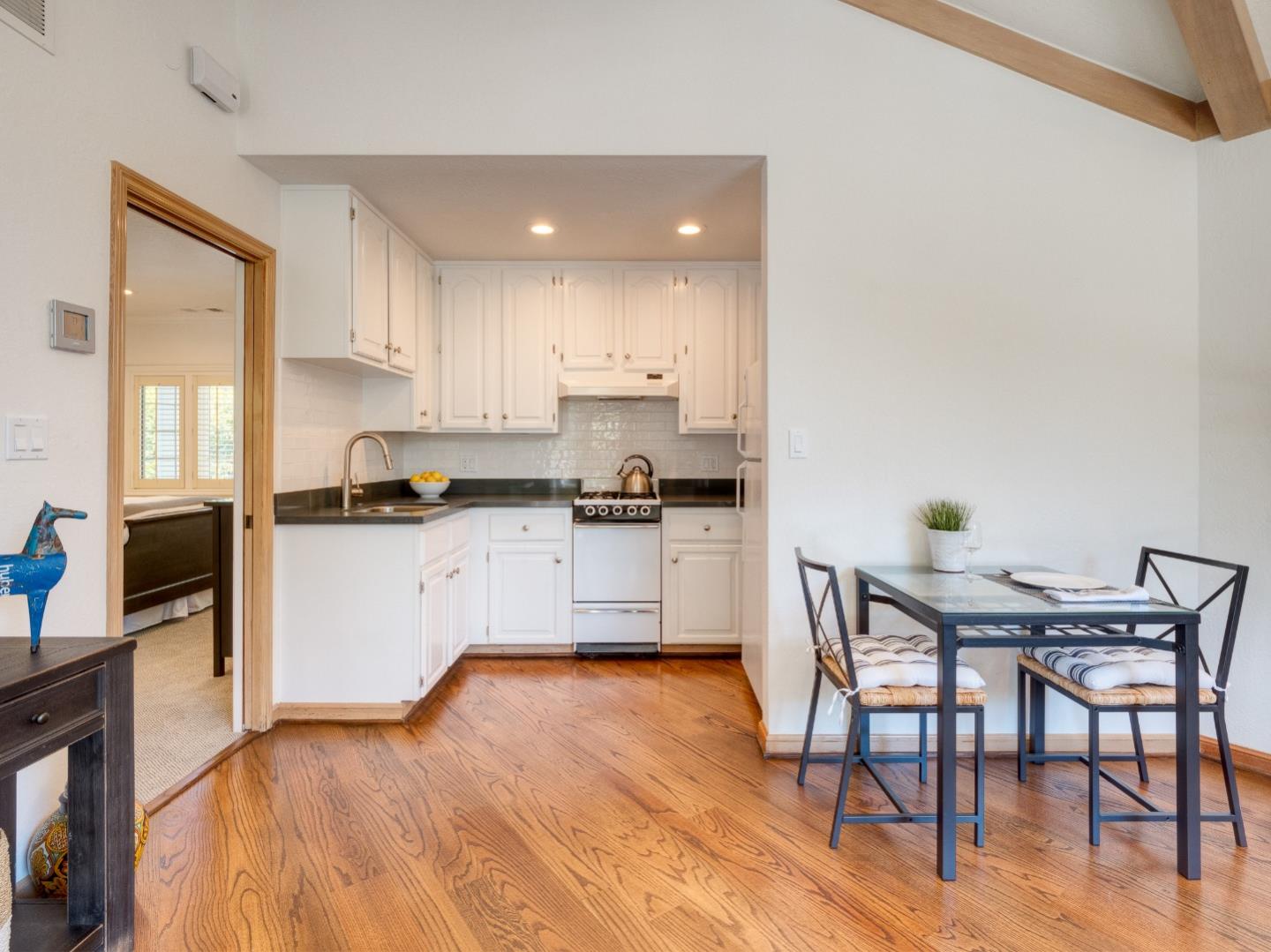 Detail Gallery Image 3 of 8 For 8 Robert South Dr, Menlo Park,  CA 94025 - 1 Beds | 1 Baths