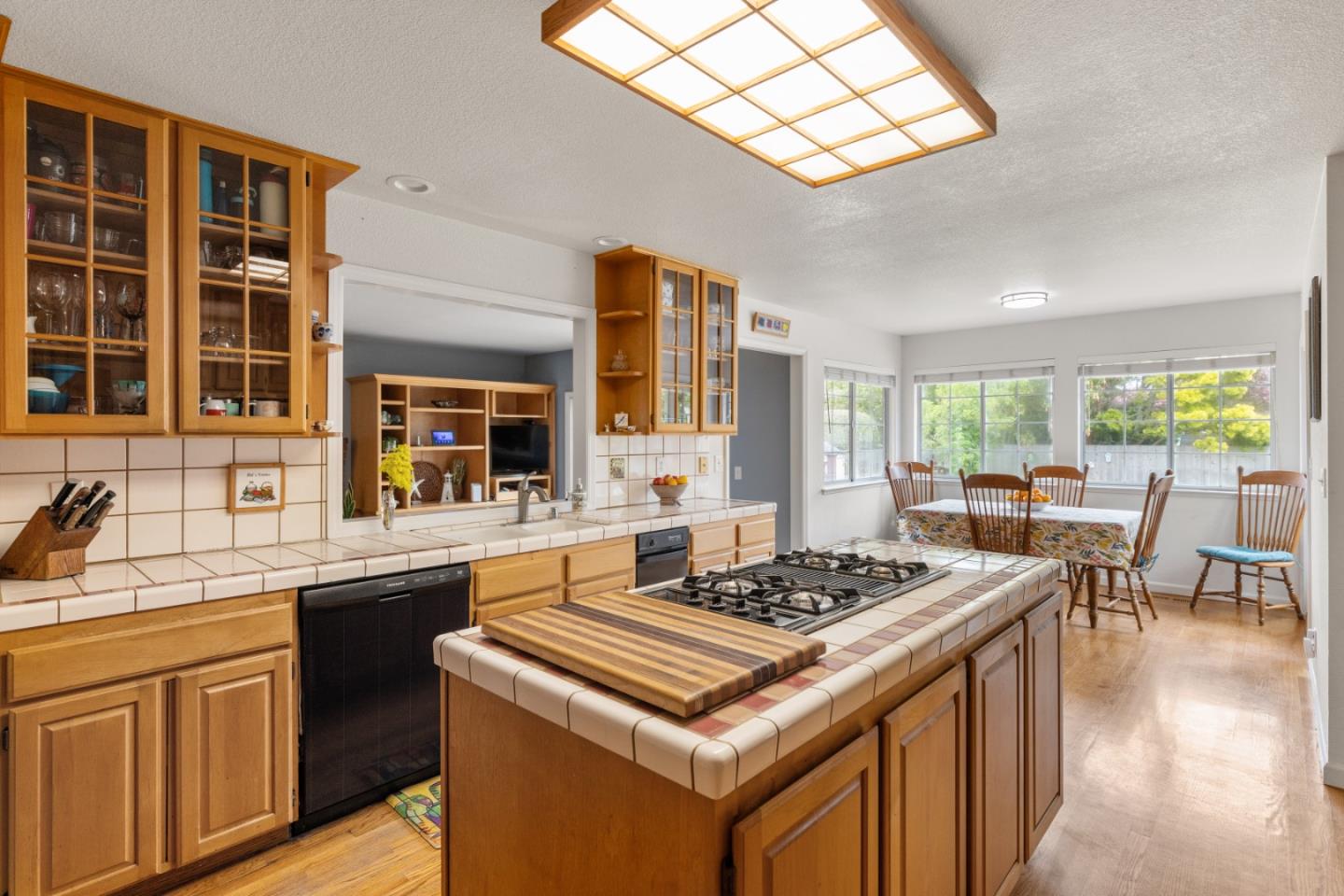 Detail Gallery Image 10 of 45 For 315 Valdez Ave, Half Moon Bay,  CA 94019 - 5 Beds | 3 Baths