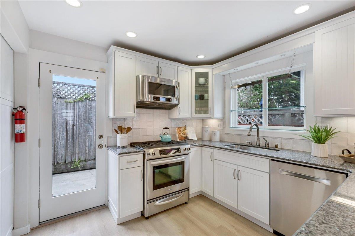 Detail Gallery Image 15 of 43 For 308 Cypress Ave, Santa Cruz,  CA 95062 - 2 Beds | 2 Baths