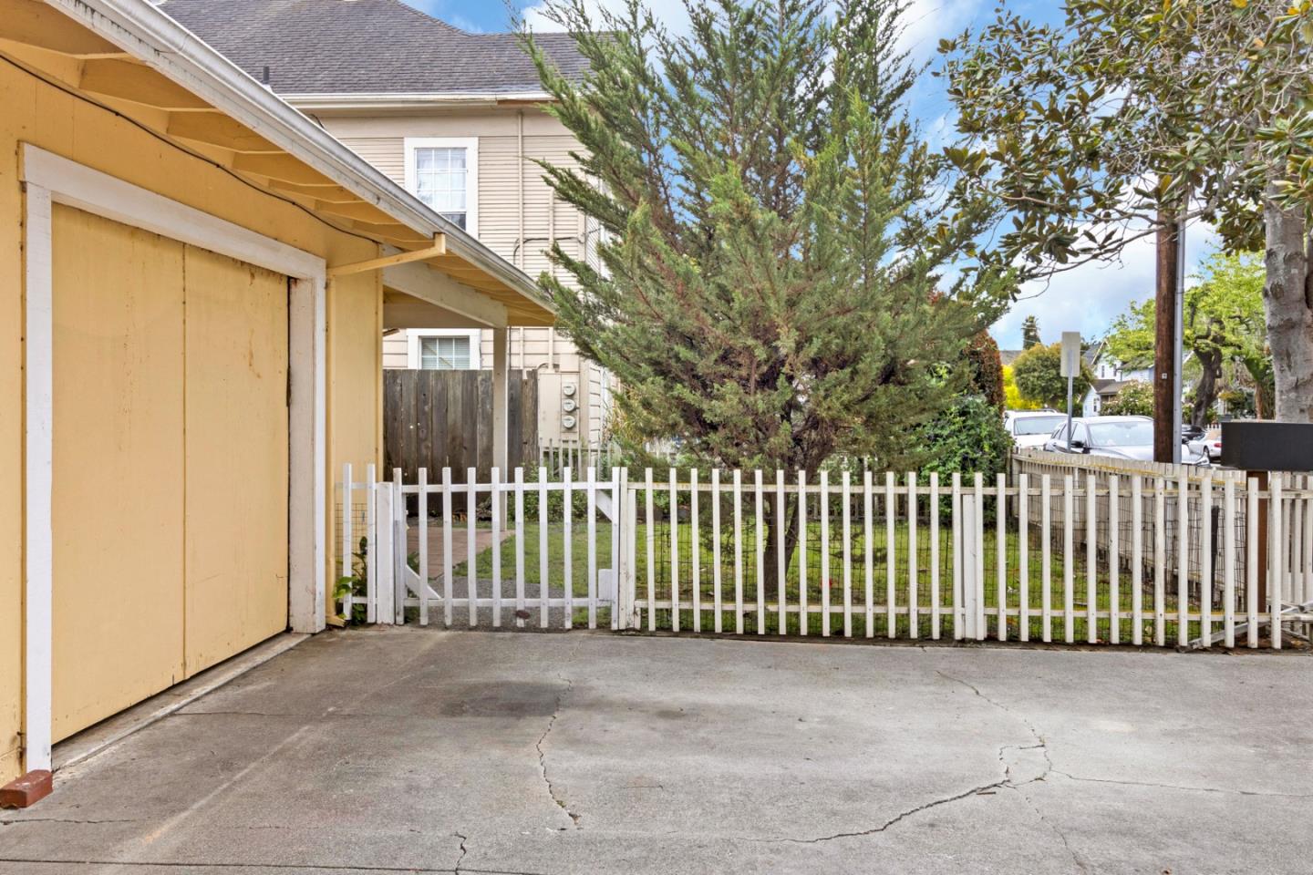 Detail Gallery Image 5 of 40 For 148 Myrtle St, Santa Cruz,  CA 95060 - 5 Beds | 3 Baths