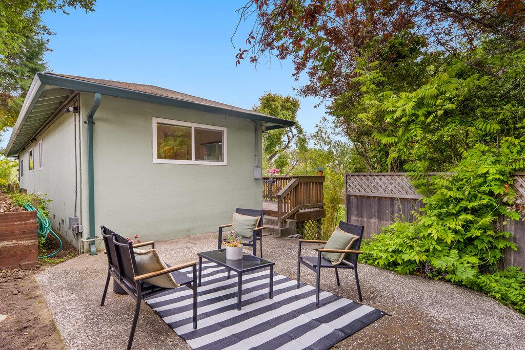 Detail Gallery Image 9 of 34 For 1826 15th Ave, Santa Cruz,  CA 95062 - 2 Beds | 1 Baths
