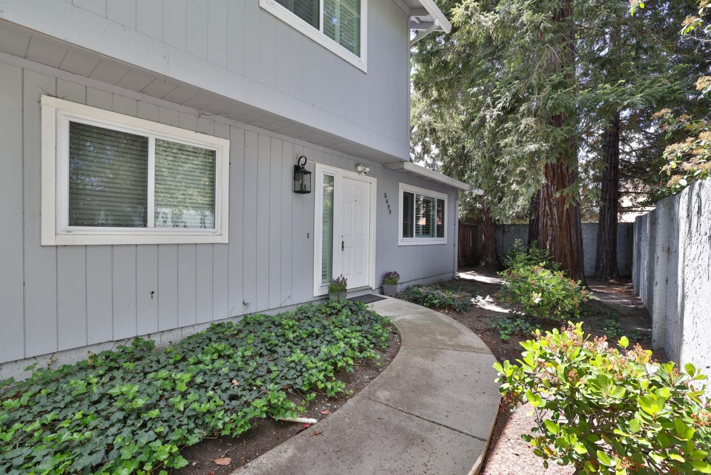 Detail Gallery Image 2 of 33 For 5699 Saxony Ct, San Jose,  CA 95123 - 2 Beds | 2 Baths