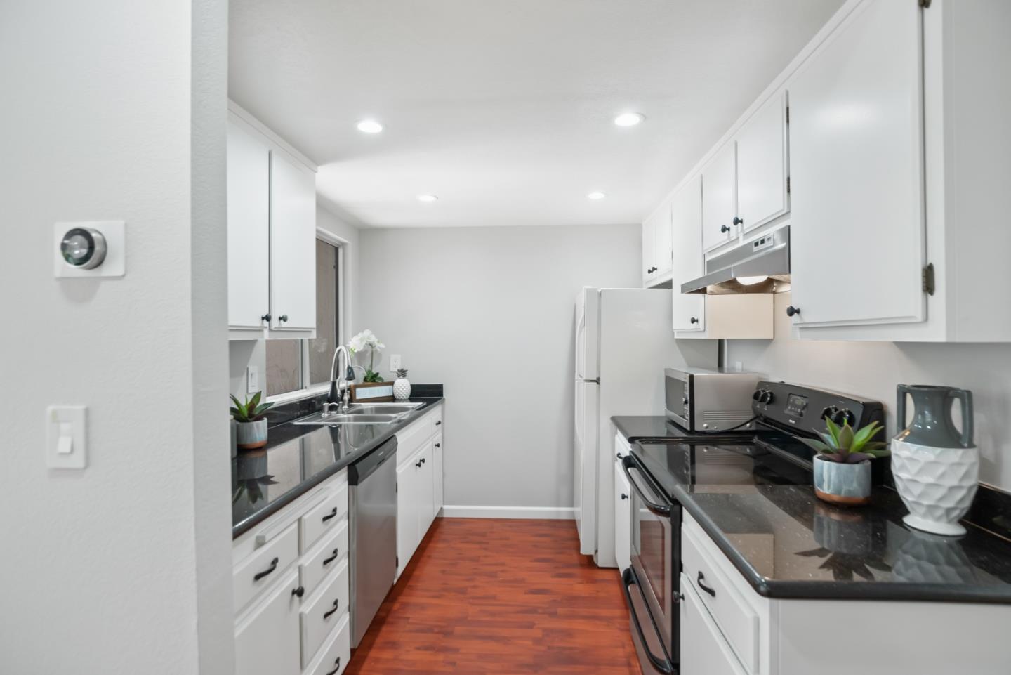 Detail Gallery Image 7 of 24 For 891 W California Ave #Y,  Sunnyvale,  CA 94086 - 2 Beds | 1/1 Baths