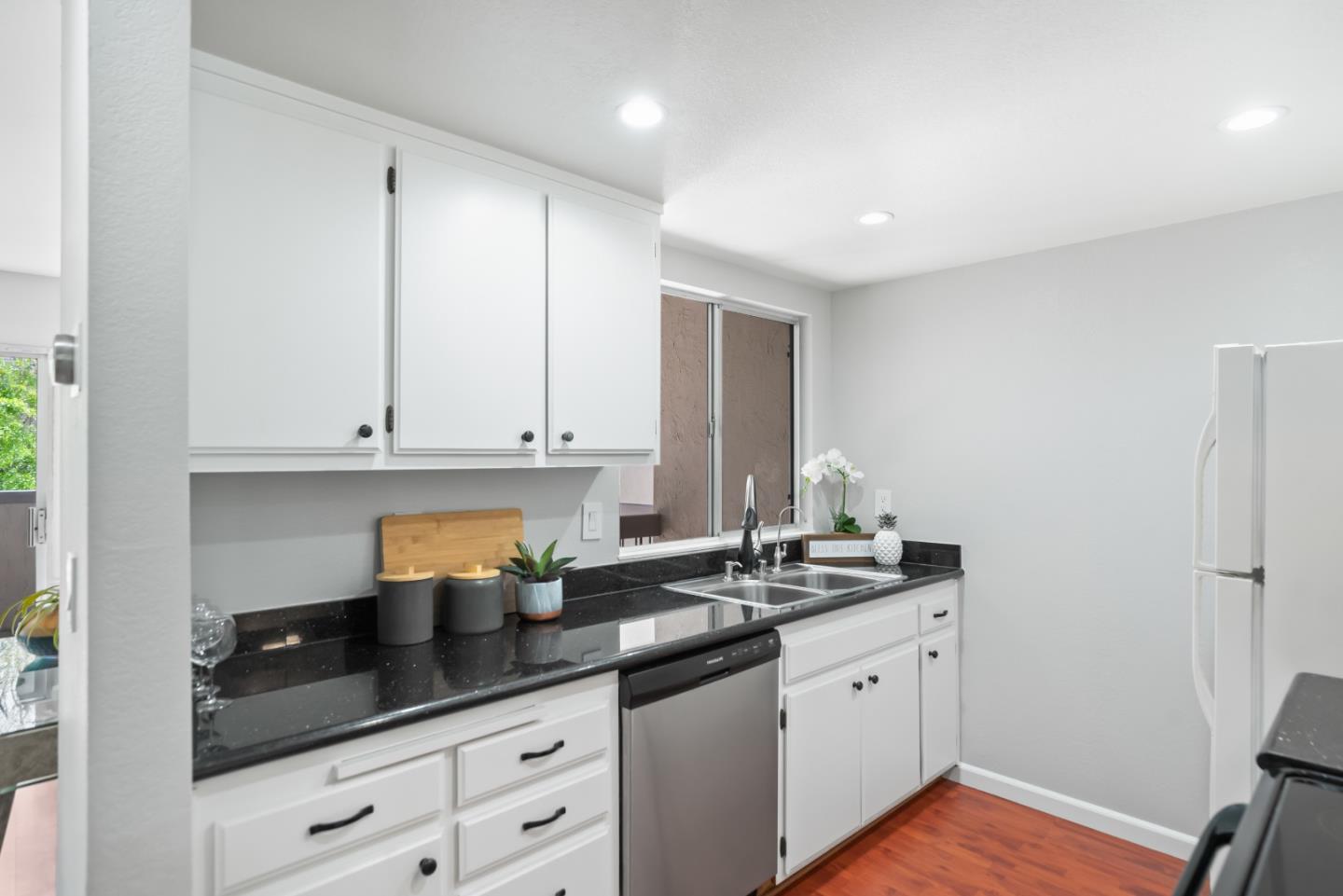 Detail Gallery Image 8 of 24 For 891 W California Ave #Y,  Sunnyvale,  CA 94086 - 2 Beds | 1/1 Baths