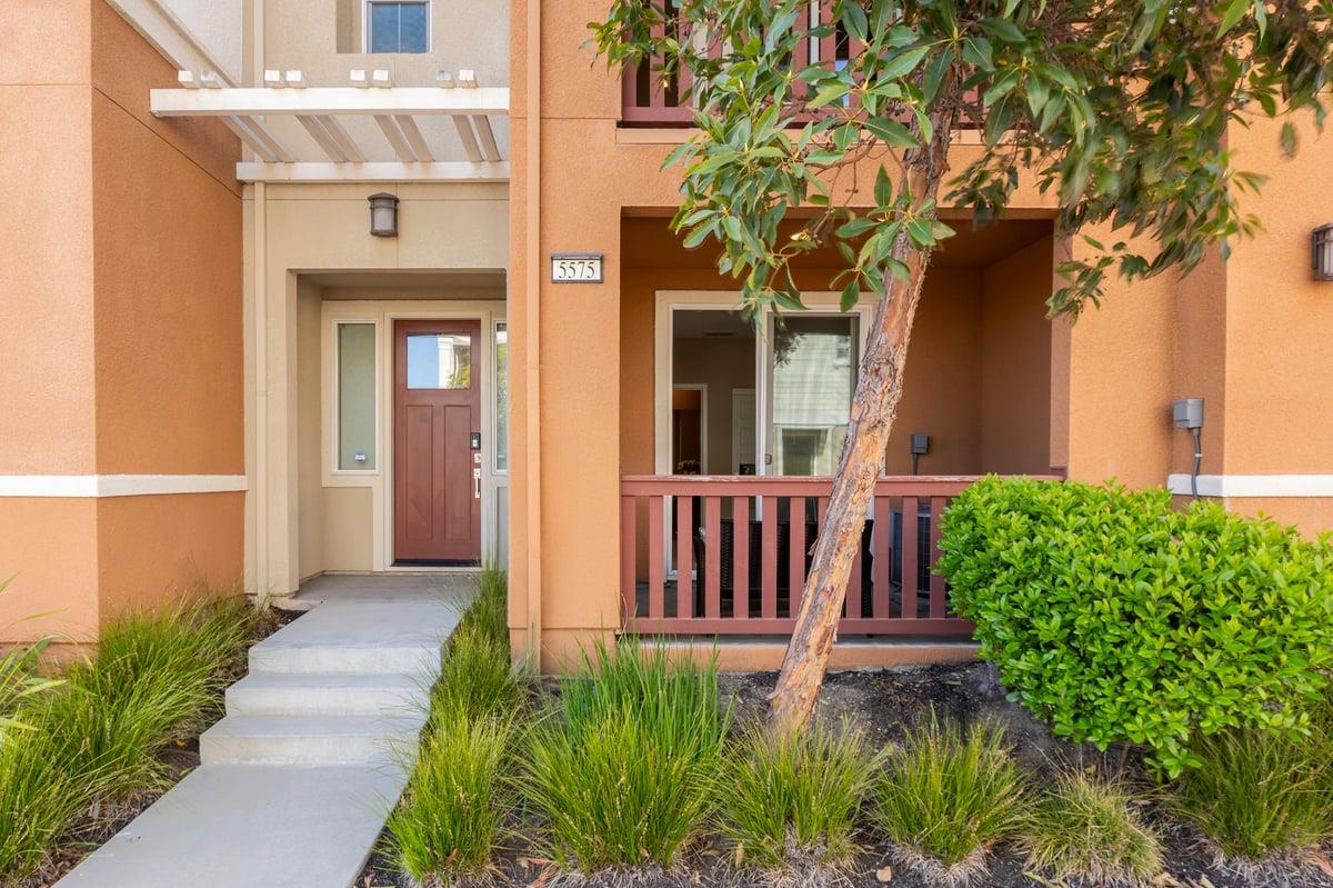 Detail Gallery Image 2 of 26 For 5575 Azalea Way, Newark,  CA 94560 - 3 Beds | 3/1 Baths