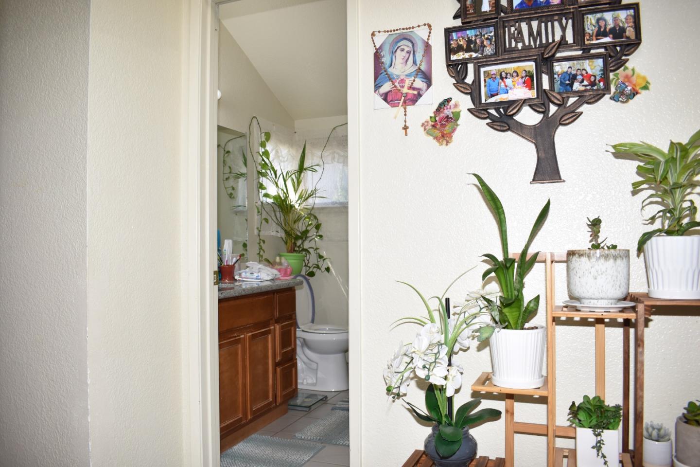 Detail Gallery Image 14 of 17 For 99 Austin Ave, Hayward,  CA 94544 - 4 Beds | 2/1 Baths