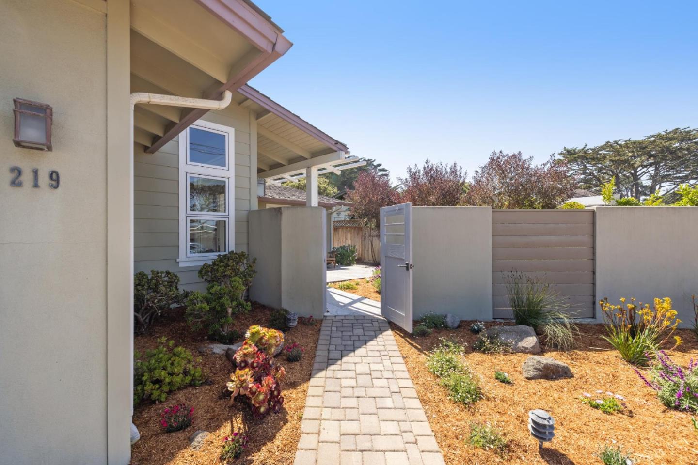 Detail Gallery Image 4 of 61 For 219 Crocker Ave, Pacific Grove,  CA 93950 - 4 Beds | 2 Baths