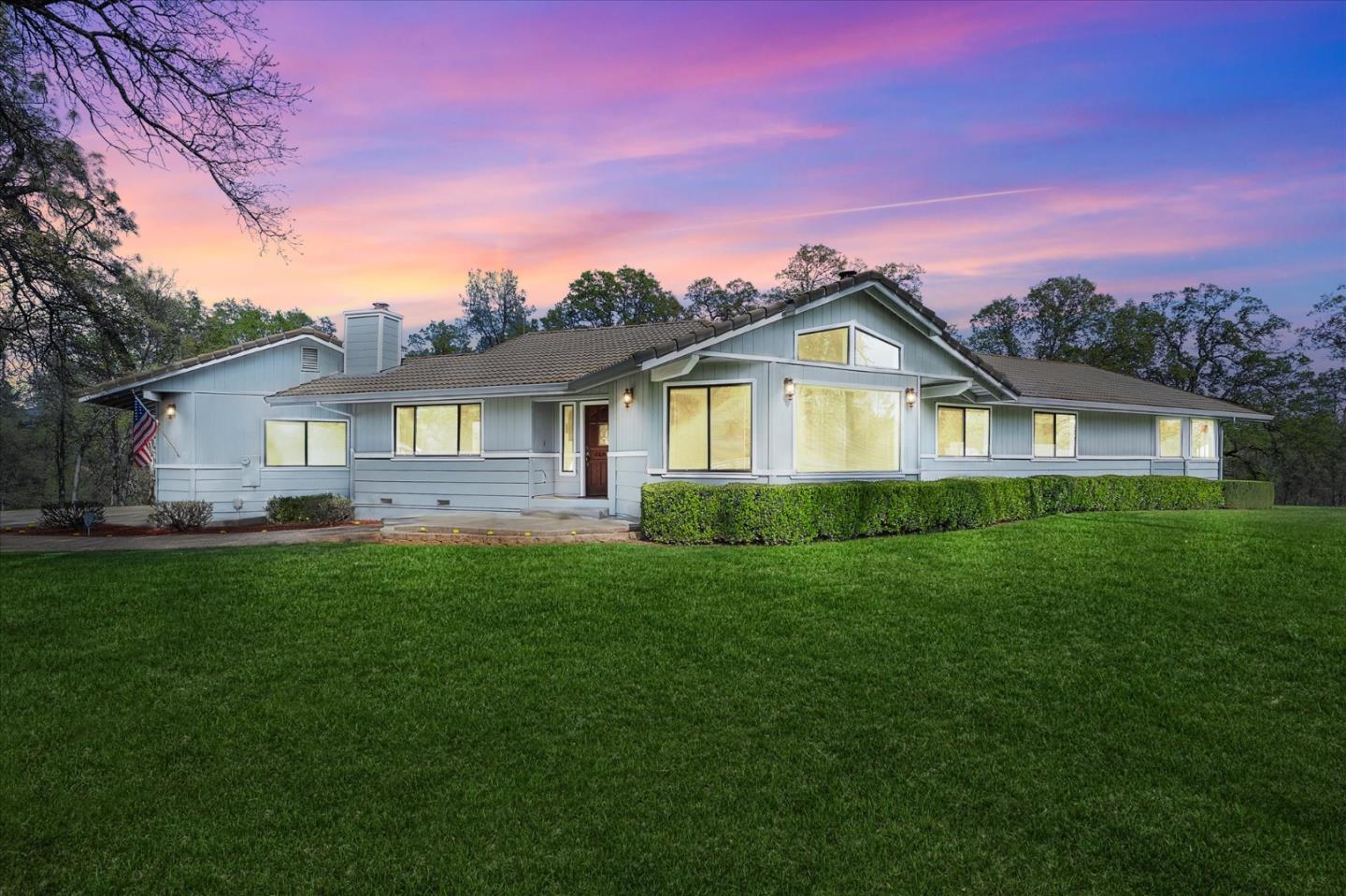 Detail Gallery Image 1 of 57 For 19862 Paso Robles Ave, Redding,  CA 96003 - 3 Beds | 2 Baths