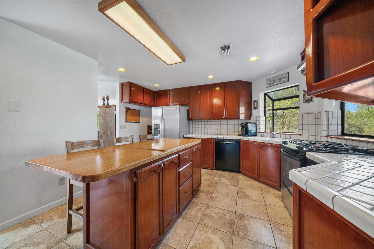 Detail Gallery Image 10 of 57 For 19862 Paso Robles Ave, Redding,  CA 96003 - 3 Beds | 2 Baths