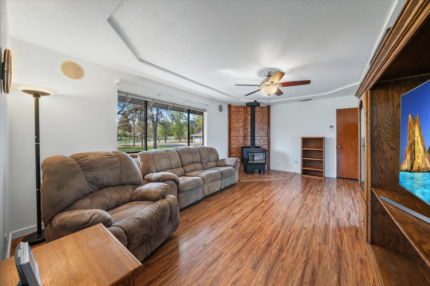 Detail Gallery Image 14 of 57 For 19862 Paso Robles Ave, Redding,  CA 96003 - 3 Beds | 2 Baths