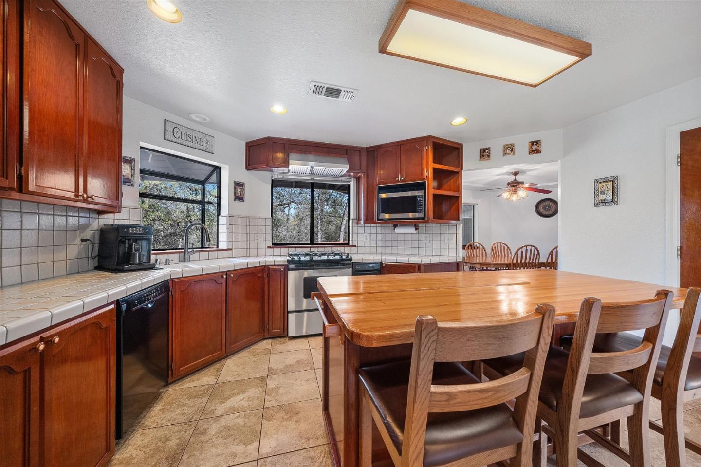 Detail Gallery Image 9 of 57 For 19862 Paso Robles Ave, Redding,  CA 96003 - 3 Beds | 2 Baths