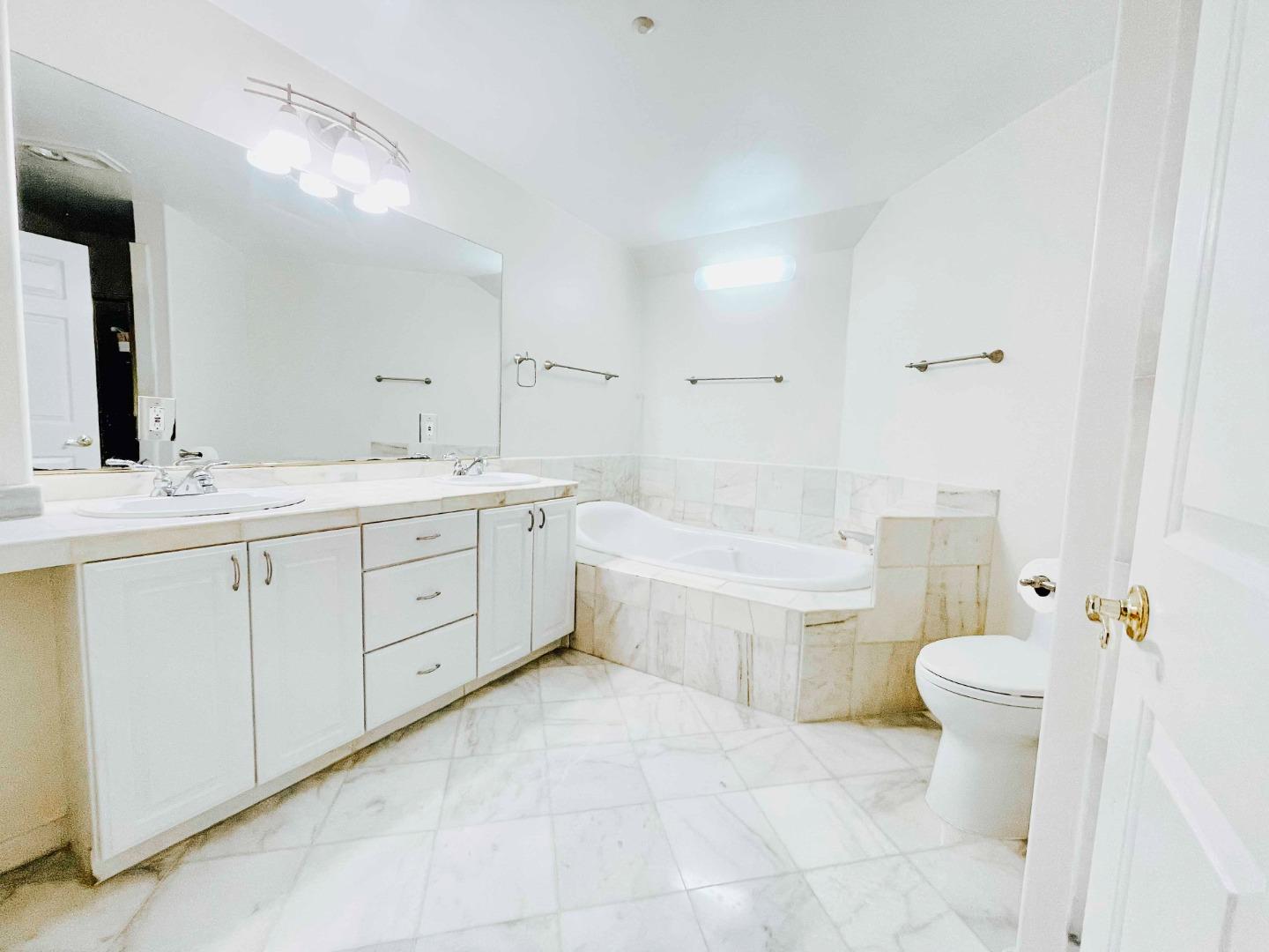 Detail Gallery Image 10 of 12 For 518 Almer Rd #4,  Burlingame,  CA 94010 - 2 Beds | 2 Baths