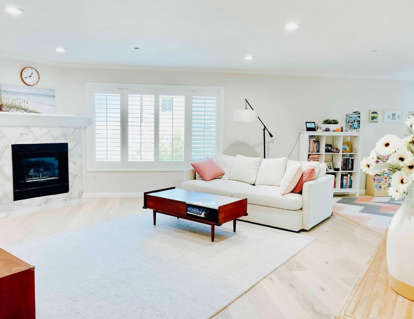 Detail Gallery Image 3 of 12 For 518 Almer Rd #4,  Burlingame,  CA 94010 - 2 Beds | 2 Baths
