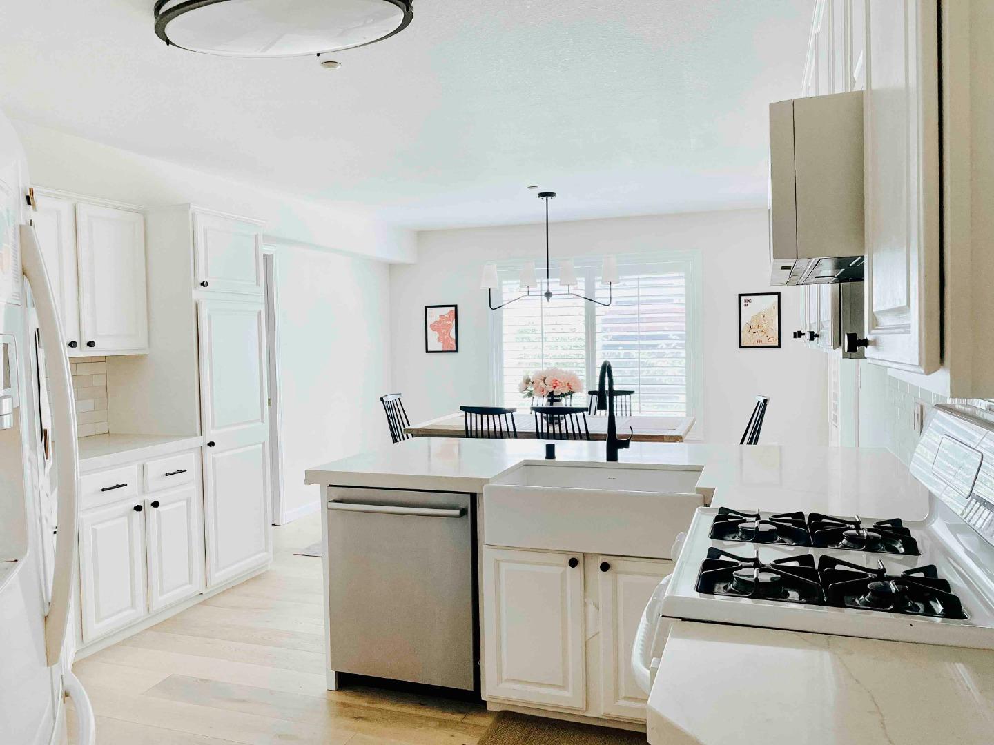 Detail Gallery Image 6 of 12 For 518 Almer Rd #4,  Burlingame,  CA 94010 - 2 Beds | 2 Baths