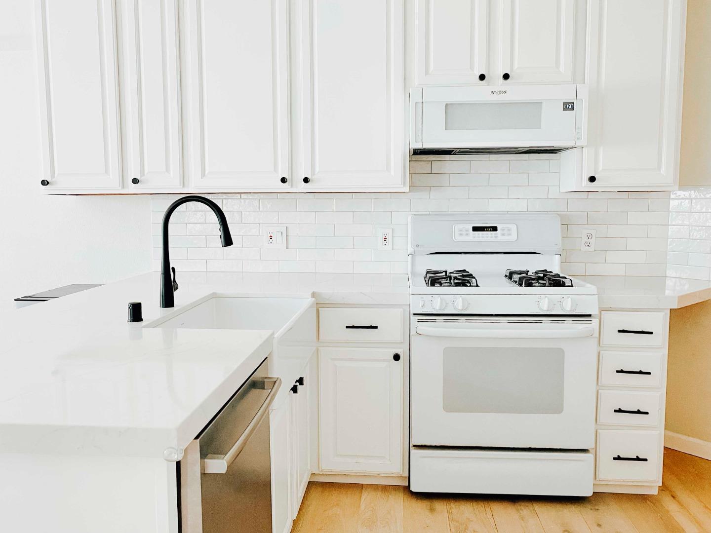 Detail Gallery Image 7 of 12 For 518 Almer Rd #4,  Burlingame,  CA 94010 - 2 Beds | 2 Baths