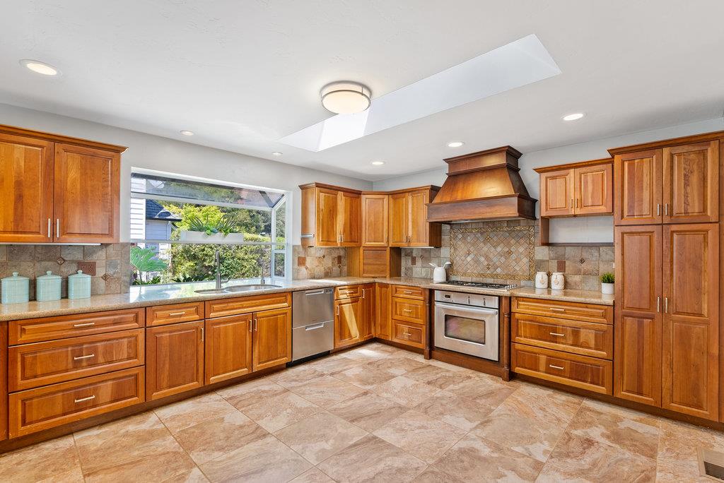 Detail Gallery Image 11 of 49 For 405 Esmeralda Dr, Santa Cruz,  CA 95060 - 4 Beds | 3 Baths
