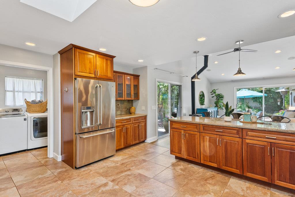 Detail Gallery Image 13 of 49 For 405 Esmeralda Dr, Santa Cruz,  CA 95060 - 4 Beds | 3 Baths