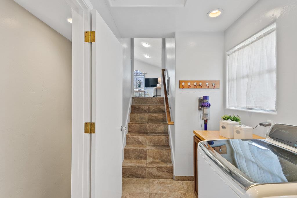 Detail Gallery Image 26 of 49 For 405 Esmeralda Dr, Santa Cruz,  CA 95060 - 4 Beds | 3 Baths