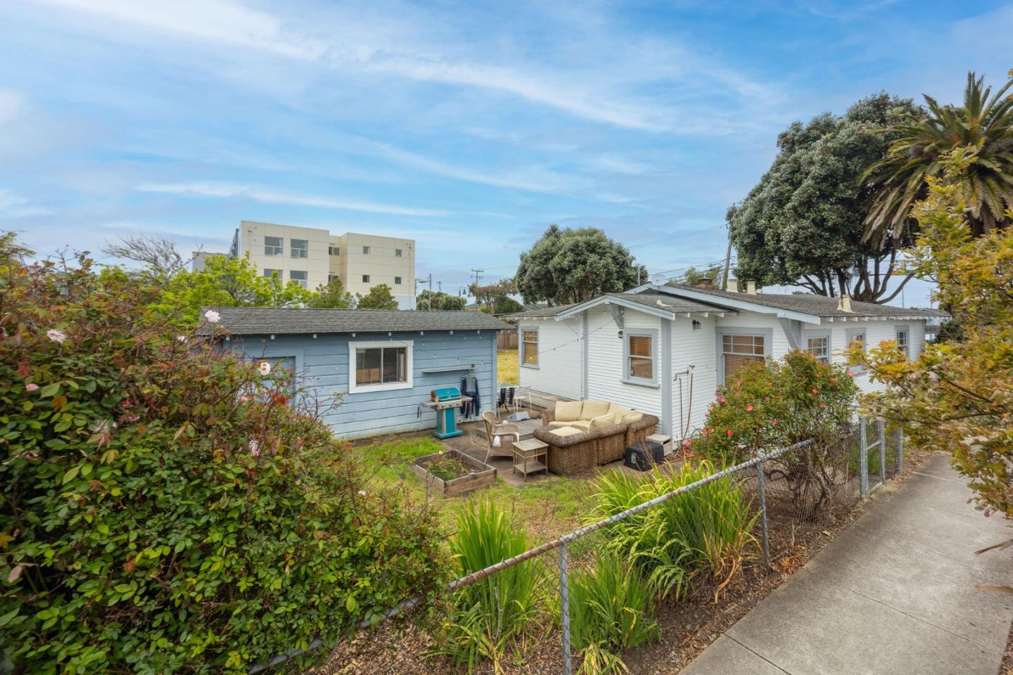 Detail Gallery Image 10 of 32 For 895 Main St, Half Moon Bay,  CA 94019 - 2 Beds | 1 Baths