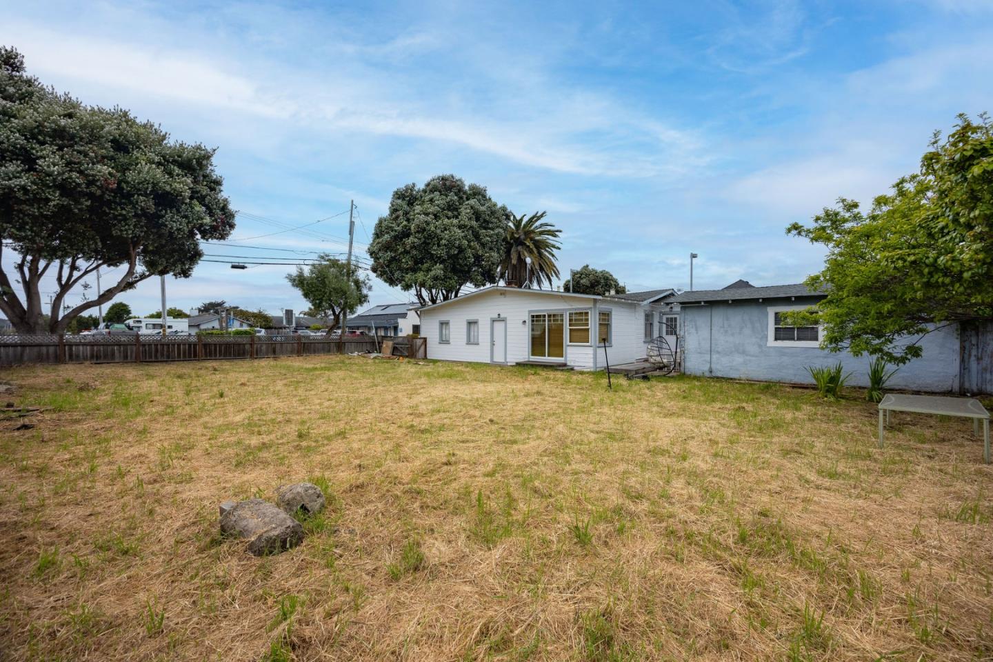 Detail Gallery Image 11 of 32 For 895 Main St, Half Moon Bay,  CA 94019 - 2 Beds | 1 Baths