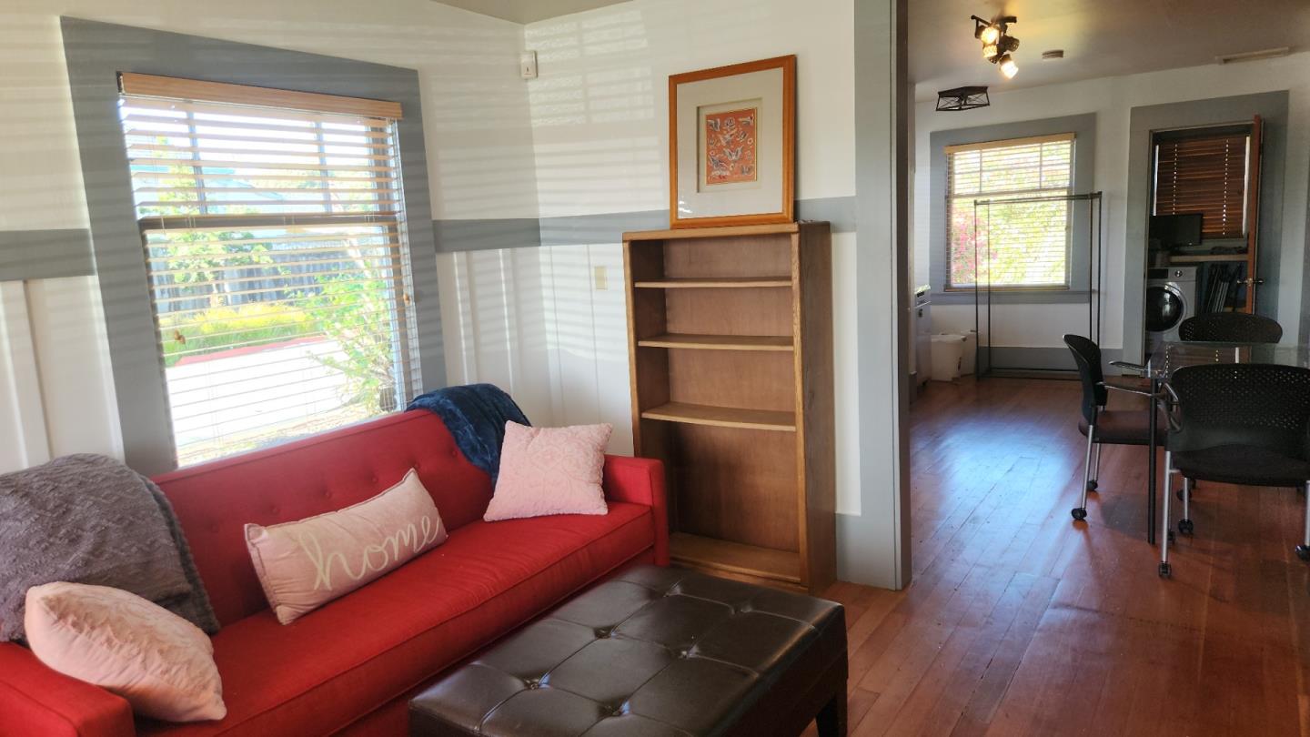 Detail Gallery Image 15 of 32 For 895 Main St, Half Moon Bay,  CA 94019 - 2 Beds | 1 Baths