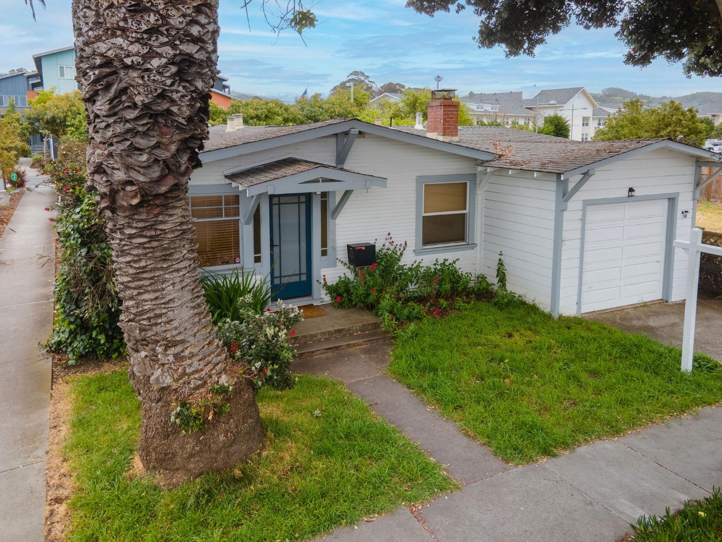 Detail Gallery Image 2 of 32 For 895 Main St, Half Moon Bay,  CA 94019 - 2 Beds | 1 Baths