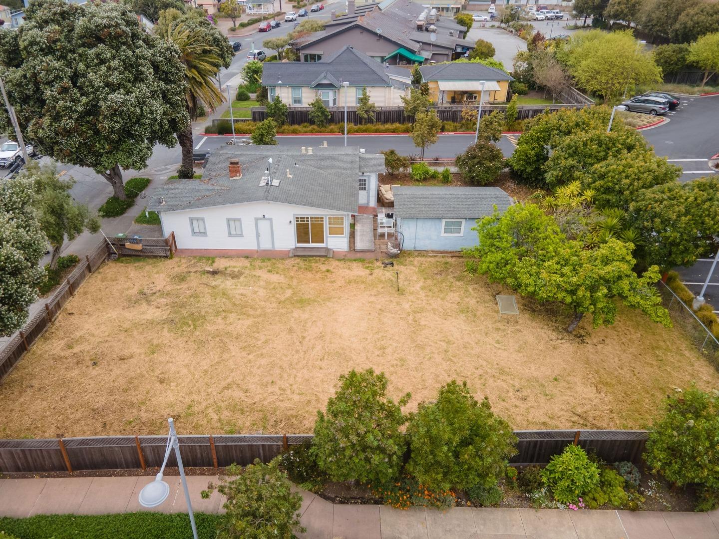 Detail Gallery Image 28 of 32 For 895 Main St, Half Moon Bay,  CA 94019 - 2 Beds | 1 Baths