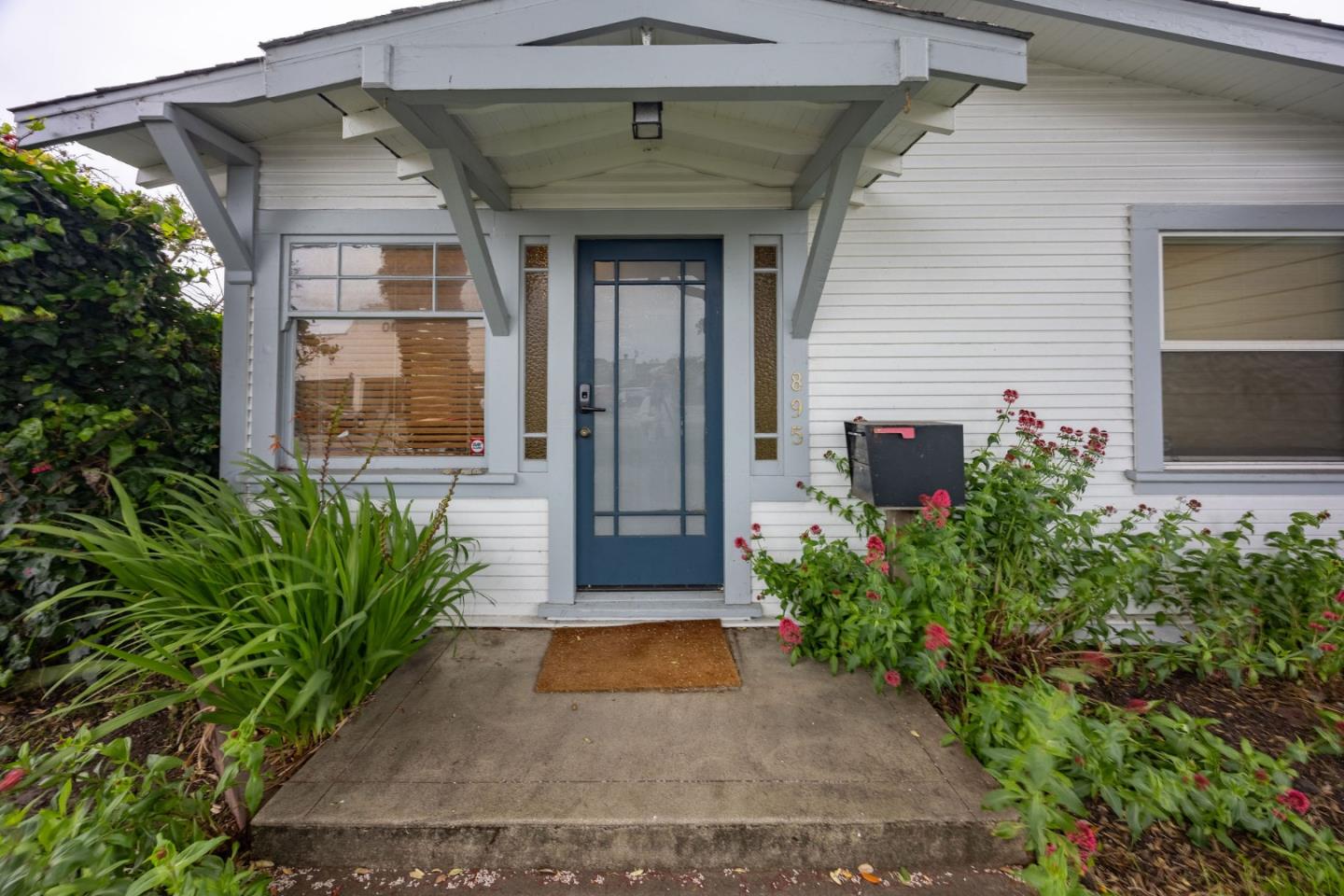Detail Gallery Image 3 of 32 For 895 Main St, Half Moon Bay,  CA 94019 - 2 Beds | 1 Baths