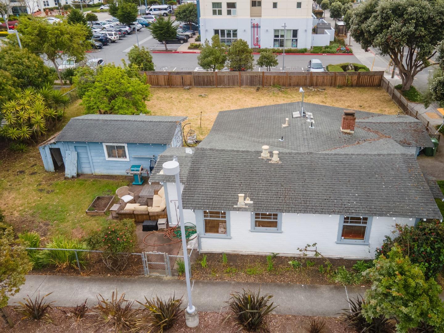 Detail Gallery Image 4 of 32 For 895 Main St, Half Moon Bay,  CA 94019 - 2 Beds | 1 Baths